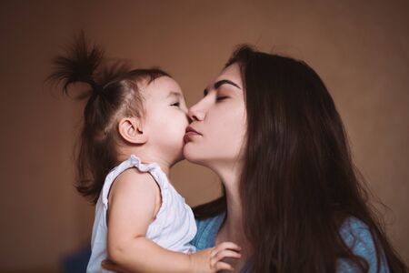如何處理新生兒溢奶？常見原因與預防方法