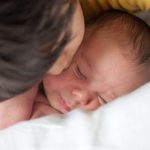 母乳 VS 配方奶：優缺點分析與選擇指南